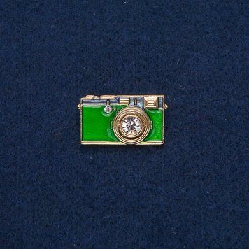 Брошь Фотоаппарат золотистый металл с зеленой эмалью и белыми камнями 30х17 мм + - 62663 фото