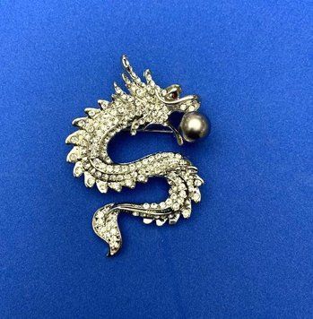 Брошка Дракон сріблястий метал, білі стрази, сіра намистина, 45х64мм 64069Н фото