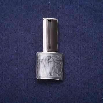 Брошь Лак серая, черная и белая эмаль, серебристый металл 18х39мм 62687 фото