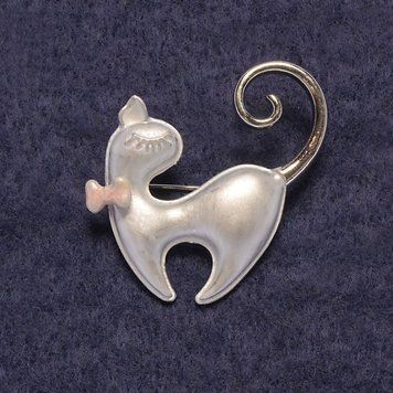Брошь Кошка с розовым бантиком, серебристая эмаль, серебристый металл 39х37мм + - 60440 фото