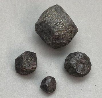 (Ціна за 100гр) Гранат натуральний необроблений камінь d-12-35х10-30х10-30хмм+- (асорті розмір) 47756 фото